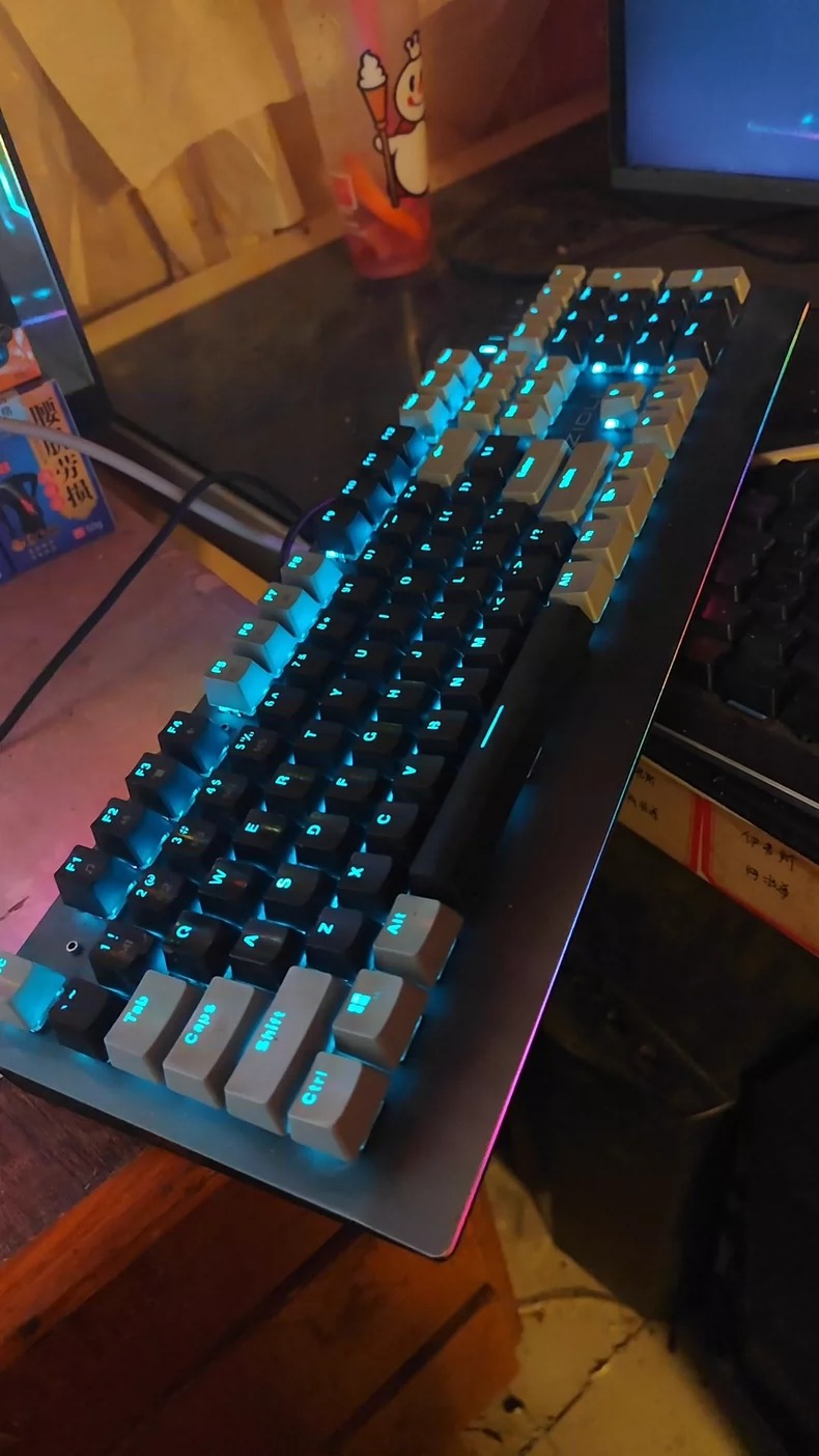 磁动力zk5电竞机械键盘 九成新左右，完美主义者忽扰 背部缺个腿，灯光正常 感兴趣的话点“我想要”和我私聊吧～